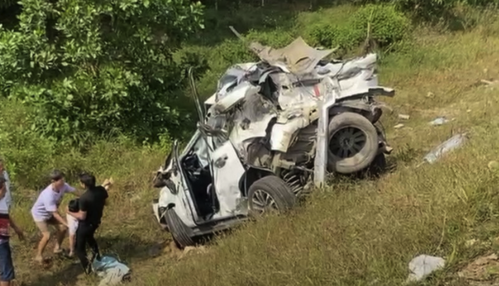 Tai nạn liên hoàn trên cao tốc Cam Lộ – La Sơn, ô tô con lao xuống vực
