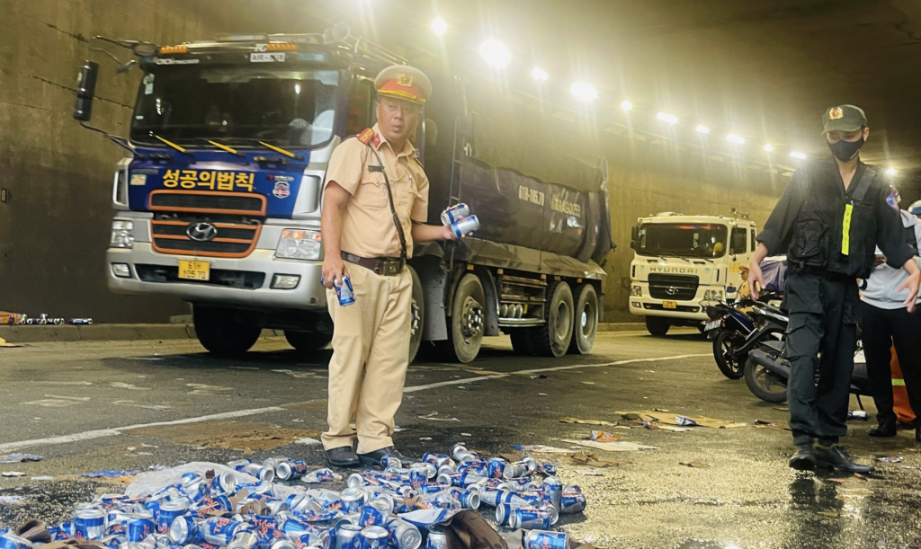 Người dân và CSGT giúp tài xế th.u dọn hàng trăm thùng bja đổ xuống đường